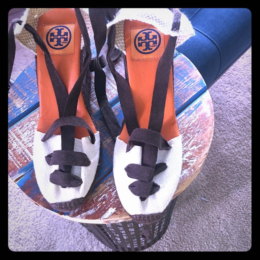 Wedges with woven heel